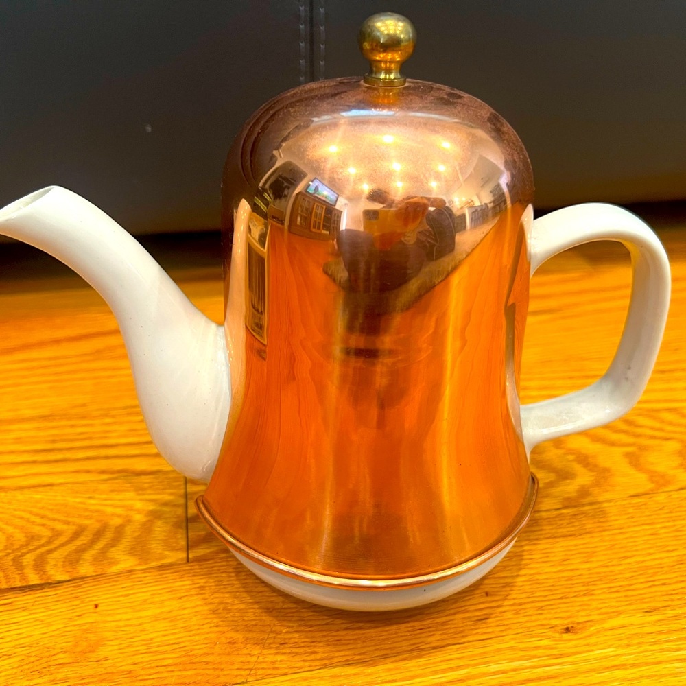Vintage ceramic tea pot with insulated copper top in excellent condition
